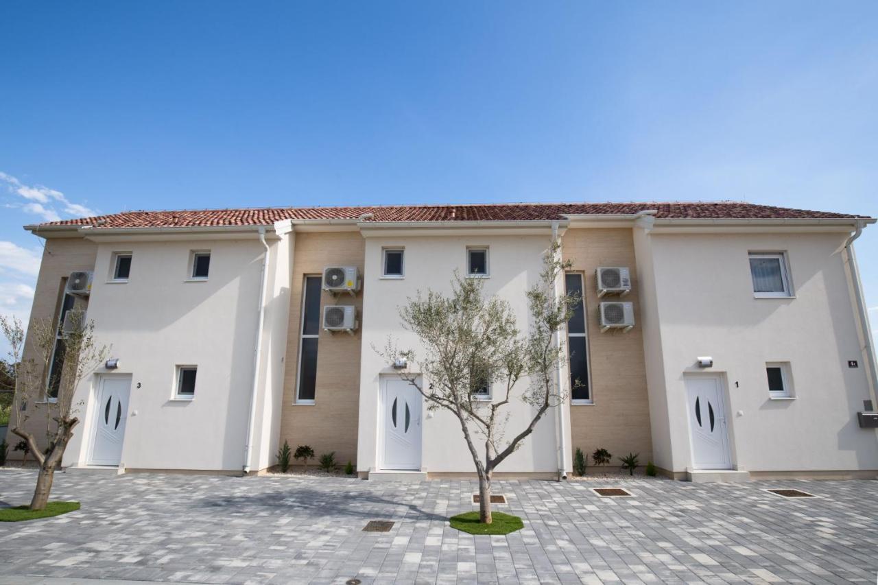 Beachfront Reiterer Villa V2 With Seaview 30 Meters From The Beach - Crowonder Luxury Rent Privlaka  Kültér fotó
