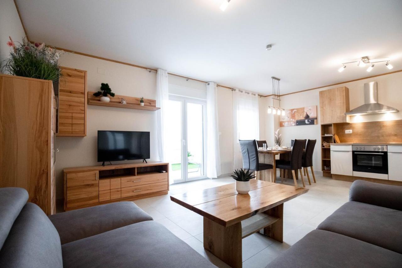Beachfront Reiterer Villa V2 With Seaview 30 Meters From The Beach - Crowonder Luxury Rent Privlaka  Kültér fotó
