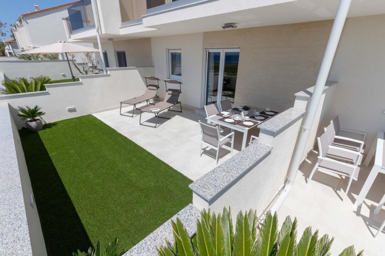 Beachfront Reiterer Villa V2 With Seaview 30 Meters From The Beach - Crowonder Luxury Rent Privlaka  Kültér fotó